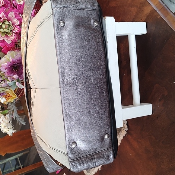 Two-Tone Black and Cream Shoulder Bag - Picture 8 of 8